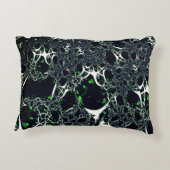 黒い宇宙、ニット上の不完全な白フラクタル アクセントクッション (裏面)