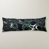 黒い宇宙、ニット上の不完全な白フラクタル ボディピロー (裏面)