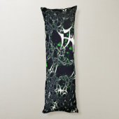 黒い宇宙、ニット上の不完全な白フラクタル ボディピロー (裏面 (縦))