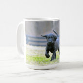 黒い実験室の子犬のランニング コーヒーマグカップ (正面左)