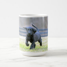 黒い実験室の子犬のランニング コーヒーマグカップ