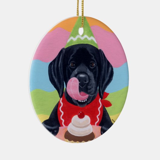 黒い実験室の子犬の誕生日のカップケーキの絵画 セラミックオーナメント (右)