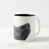 黒い実験室は赤い犬用の骨によって犬を混合しました ツートーンマグカップ (正面右)