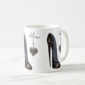 黒い小剣の靴およびハート コーヒーマグカップ (正面右)