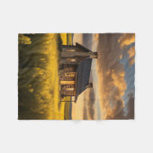 黒い屋根の小さな素朴な小屋 フリースブランケット (正面(横))