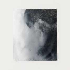 黒い岩の山々の上の白い雲 タペストリー