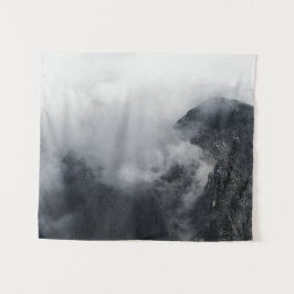 黒い岩の山々の上の白い雲 タペストリー