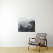 黒い岩の山々の上の白い雲 タペストリー (インサイチュ(横))