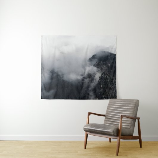 黒い岩の山々の上の白い雲 タペストリー (インサイチュ(横))