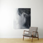 黒い岩の山々の上の白い雲 タペストリー (インサイチュ)