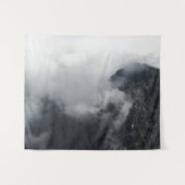 黒い岩の山々の上の白い雲 タペストリー (正面(横))