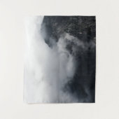 黒い岩の山々の上の白い雲 タペストリー (正面)