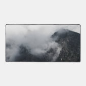 黒い岩の山々の上の白い雲 デスクマット (正面)