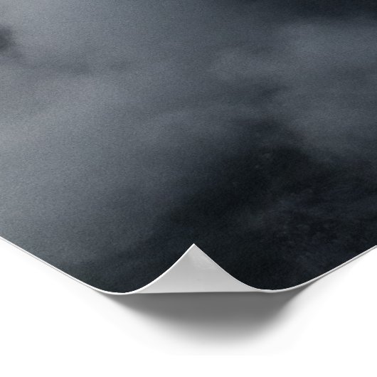 黒い岩の山々の上の白い雲 ポスター (角)