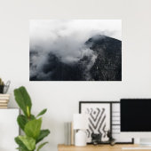 黒い岩の山々の上の白い雲 ポスター (ホームオフィス)