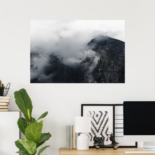 黒い岩の山々の上の白い雲 ポスター (ホームオフィス)