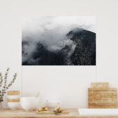 黒い岩の山々の上の白い雲 ポスター (キッチン)