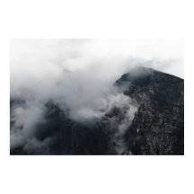 黒い岩の山々の上の白い雲