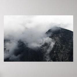 黒い岩の山々の上の白い雲 ポスター