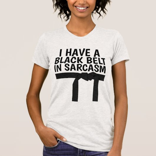黒い帯に皮締めのTシャツを着ている Tシャツ (正面)