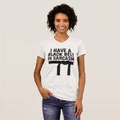 黒い帯に皮締めのTシャツを着ている Tシャツ (正面フル)