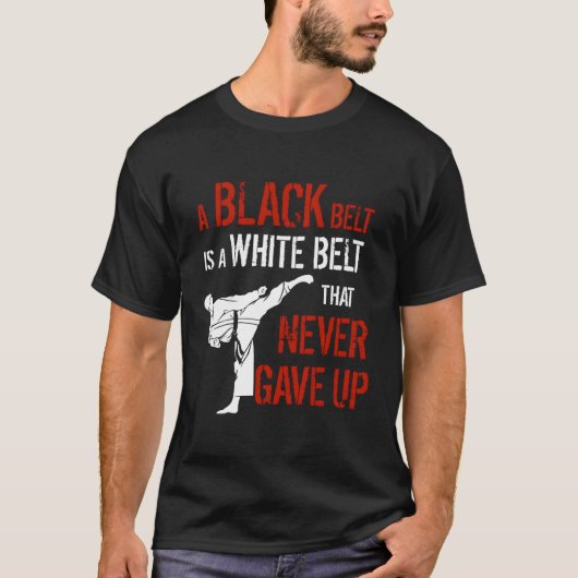 黒い帯はTの白い帯でKaratは決して上に与えない Tシャツ (正面)