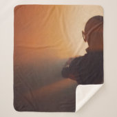 黒い帽子を被った黒いジャケットを着た男 シェルパブランケット (正面)