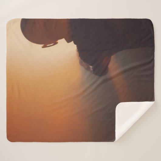 黒い帽子を被った黒いジャケットを着た男 シェルパブランケット (正面(横))