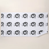 黒い平べったい水蛇 ビーチタオル (正面)