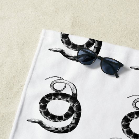 黒い平べったい水蛇 ビーチタオル (インサイチュ)