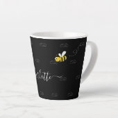黒い幸せでぶつぶつ蜂の夏のおもしろいユーモアのモノグラム カフェラテマグ (右アングル)