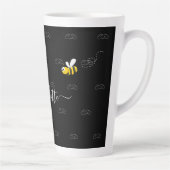 黒い幸せでぶつぶつ蜂の夏のおもしろいユーモアのモノグラム カフェラテマグ (右)