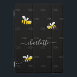 黒い幸せでぶつぶつ蜂の夏のおもしろいユーモアのモノグラム iPad PROカバー<br><div class="desc">幸せ飾に、黄色と黒のでこぼこミツバチを微笑みながらシックな黒の背景。パーソナライズして名前とモノグラム、イニシャルを追加。背景のパターンとして灰色のモノグラム。名前は白で書、手で書いたスタイルモダンのスクリプトをスワッシュで。スワ保ッシュにはサンプル名を削除する離れと、前と後の宇宙または絵文字の名前。</div>