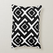 黒い幾何同心円ダイヤモンド形状パターン アクセントクッション (裏面(縦))