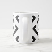 黒い幾何同心円ダイヤモンド形状パターン ジャンボコーヒーマグカップ (裏面)