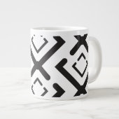 黒い幾何同心円ダイヤモンド形状パターン ジャンボコーヒーマグカップ (正面右)