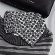 黒い幾何学模様の白いドット