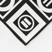 黒い幾何等号パターン上の白 フリースブランケット (角)