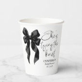 黒い弓、彼女は結婚式の準備中！ ブライズシャワー 紙コップ (裏面)