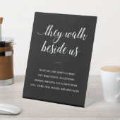 黒い彼らは私たちの詩の記念結婚の横を歩く 台座サイン (インサイチュ)