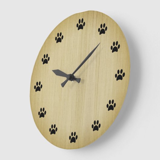 黒い手のプリントを番号として木目の素朴背景に ラージ壁時計 (傾斜)