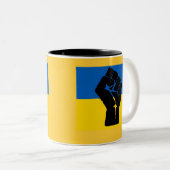 黒い握りこぶしを搭載するウクライナの旗 ツートーンマグカップ (正面右)