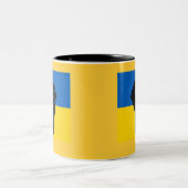 黒い握りこぶしを搭載するウクライナの旗 ツートーンマグカップ (中央)