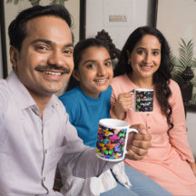 黒い数々の背景に色の蝶