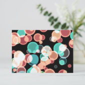 黒い数々の背景のRSVPカラーの泡 出欠カード (スタンド正面)