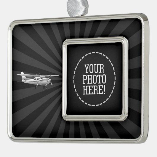 黒い日が差すことを飛ばす航空機のセスナのシルエット シルバープレートフレームオーナメント (左)
