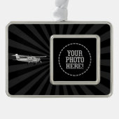 黒い日が差すことを飛ばす航空機のセスナのシルエット シルバープレートフレームオーナメント (正面)