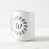 黒い月桂樹のリースのモノグラム コーヒーマグカップ (正面左)