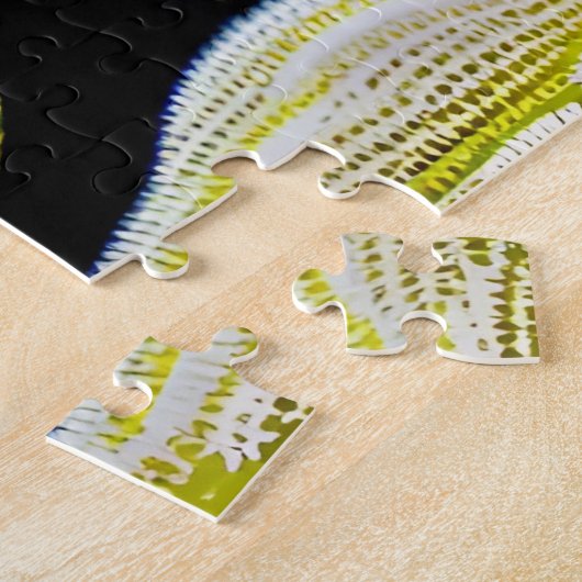 黒い木黄色の背景を持つ紫色の果実 ジグソーパズル (側面)