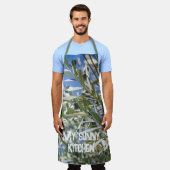 黒い果実の付いたグリーンオリーブの木 エプロン (着用した状態)